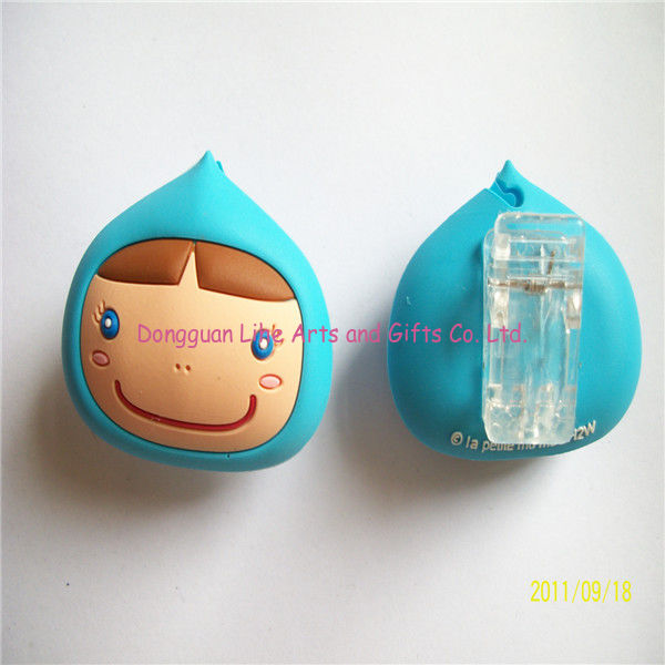 custom huan heart shapes silicone/rubber/ plastic brooches with customized logo