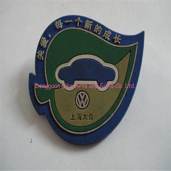 2014 custom leaf shapes silicone/rubber/ plastic brooches with customized logo